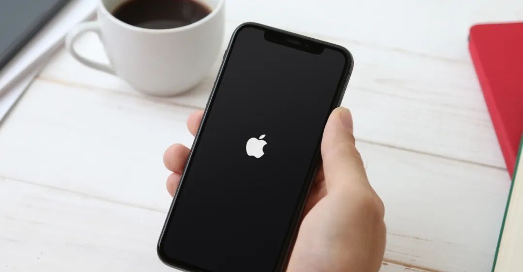 iPhone开机一直白苹果闪烁,3个解决卡在开机画面的方法