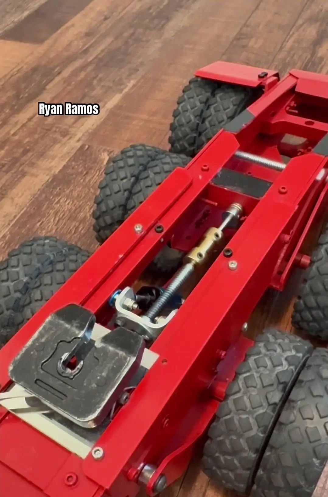 遥控重卡拖挂模型,娃能玩整天!