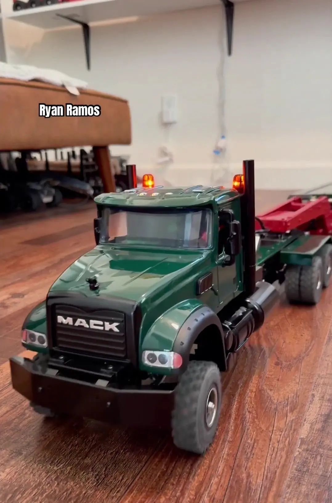 遥控重卡拖挂模型,娃能玩整天!