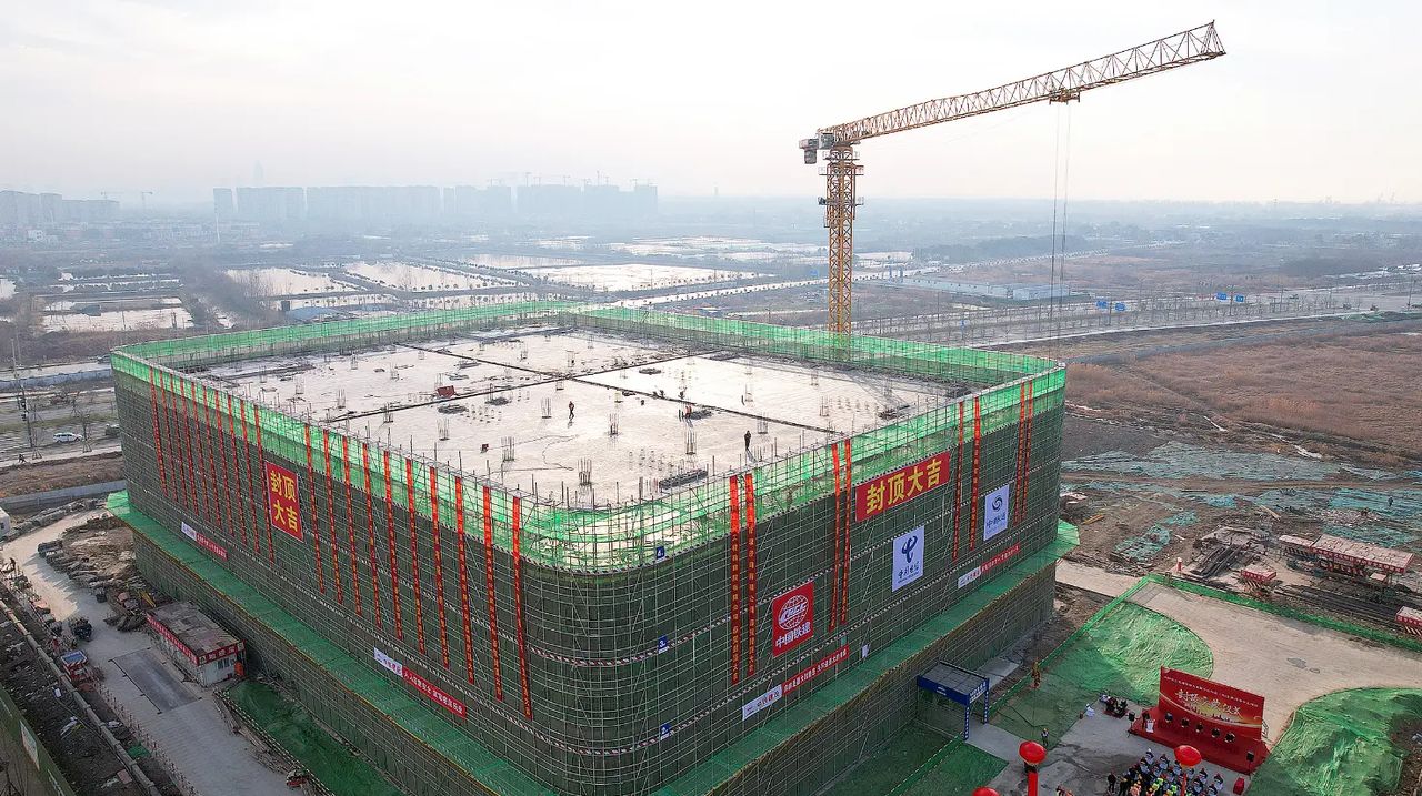 中国电信芜湖集群大数据中心暨长三角（芜湖）智算中心江北园区项目主体结构全部封顶，建成后提供超8万个标准机柜服务能力，成为中国电信长三角地区最大的数据中心，助力芜湖加快打造国内领先的“智算之城”