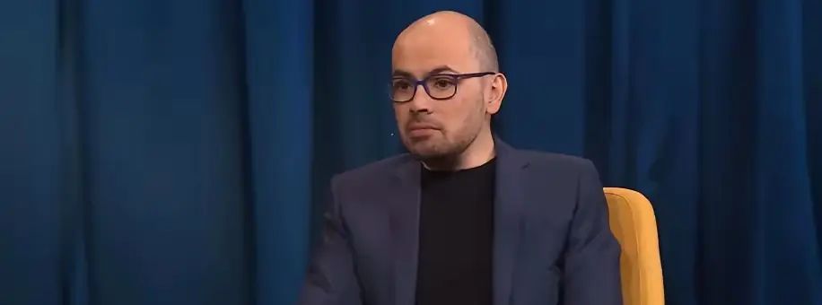 戴密斯·哈萨比斯作为谷歌DeepMind的CEO和2024年诺贝尔化学奖得主,对人工智能的未来提出了他的十大核心观点:1. AGI将于5-10年内实现:哈萨比斯预测,具备人类所有认知能力的通用人工智能(AGI)有50%的可能性在未来5到10年内出现