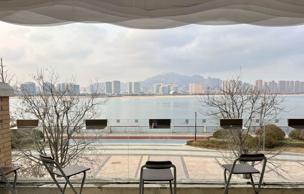 前几天GPT-4.5发布，预训练计算量大上一代10倍，但性能却没有显著提升