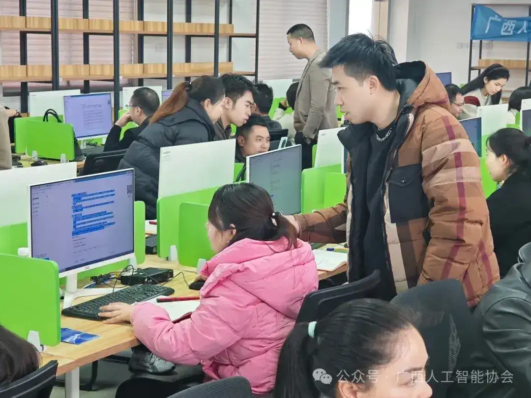 【AI赋能职场实战特训班第五期】限时报名！399元解锁职场新可能！ 为什么选择我们？ 全栈赋能：从AI工具认知到办公场景实操，手把手教你用DeepSeek、Kimi等大模型提升效率！ 零基础友好：制造业主管2小时完成数据分析、法律文书秒变规范模板——学员真实案例见证效果！ 高性价比：399元=线下理论+实操+14天陪跑服务+权威证书，比同类课程省50%！ 课程亮点 周末灵活开班：满50人即开课，工作学习两不误！ 高校机房实训：高性能计算集群+标准化设备，告别设备焦虑！ 持续迭代升级：课程紧跟行业动态，确保技能永不过时！ 适合人群 企业管理者/职场新人：用AI生成PPT、优化Excel，效率翻倍！ 政府/事业单位人员：公文写作、数据分析，AI助你成为效率标杆！ 医护/教师/学生：掌握AI工具，科研、教学、办公全面升级！ 立即行动 399元抢占名额，扫码报名立享14天陪跑服务！ 手慢无！#AI赋能 #职场提升 #实