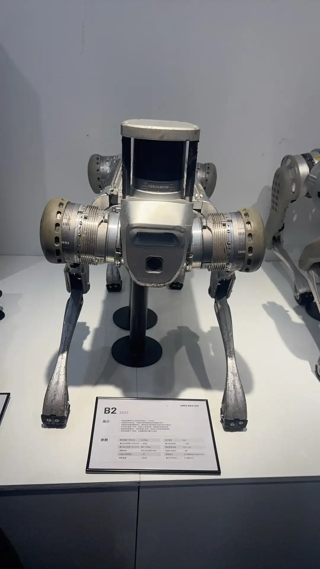 参观全国人工智能机器人头部企业【宇树科技】，我最大的感触是，它既然不是一个大园区，他只是一个很普通的甚至有点陈旧的厂房型办公楼，但是他把所有的精力都用在研发创新，并创造了那么多我们新闻上看到国际上取得的各种荣耀