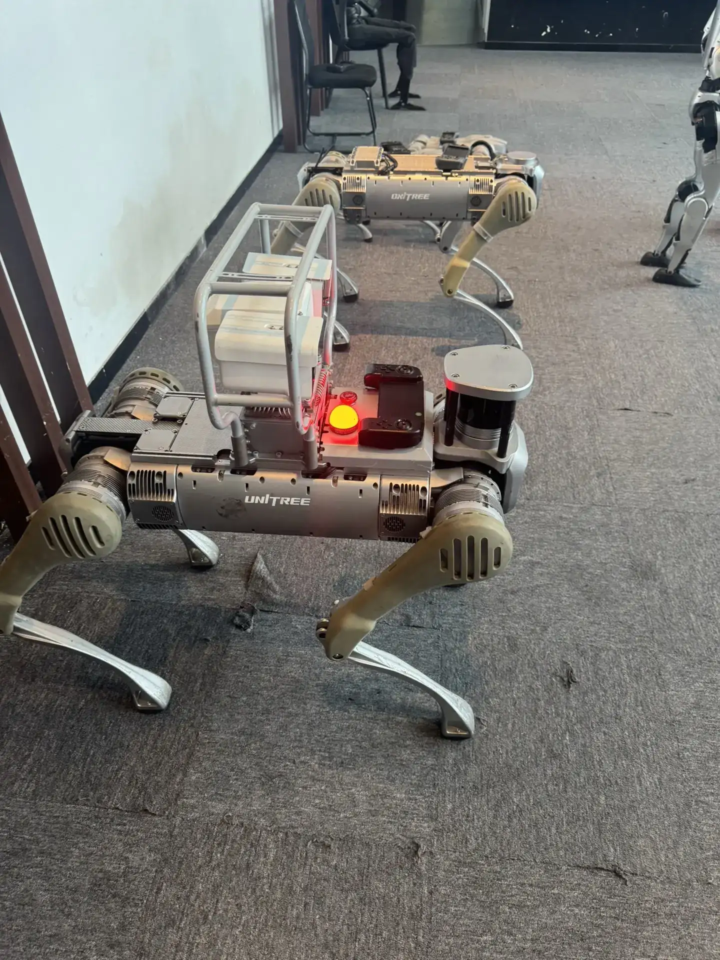 参观全国人工智能机器人头部企业【宇树科技】，我最大的感触是，它既然不是一个大园区，他只是一个很普通的甚至有点陈旧的厂房型办公楼，但是他把所有的精力都用在研发创新，并创造了那么多我们新闻上看到国际上取得的各种荣耀