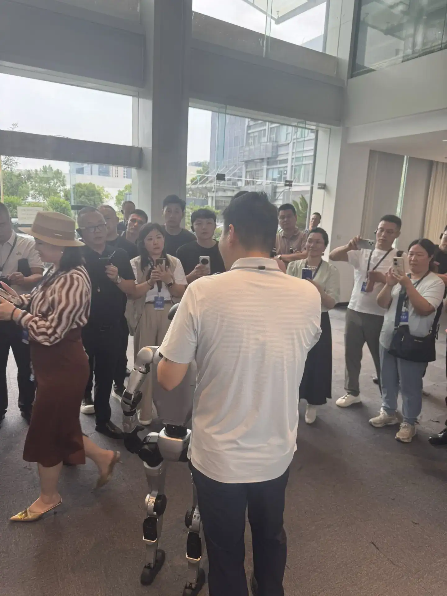 参观全国人工智能机器人头部企业【宇树科技】，我最大的感触是，它既然不是一个大园区，他只是一个很普通的甚至有点陈旧的厂房型办公楼，但是他把所有的精力都用在研发创新，并创造了那么多我们新闻上看到国际上取得的各种荣耀