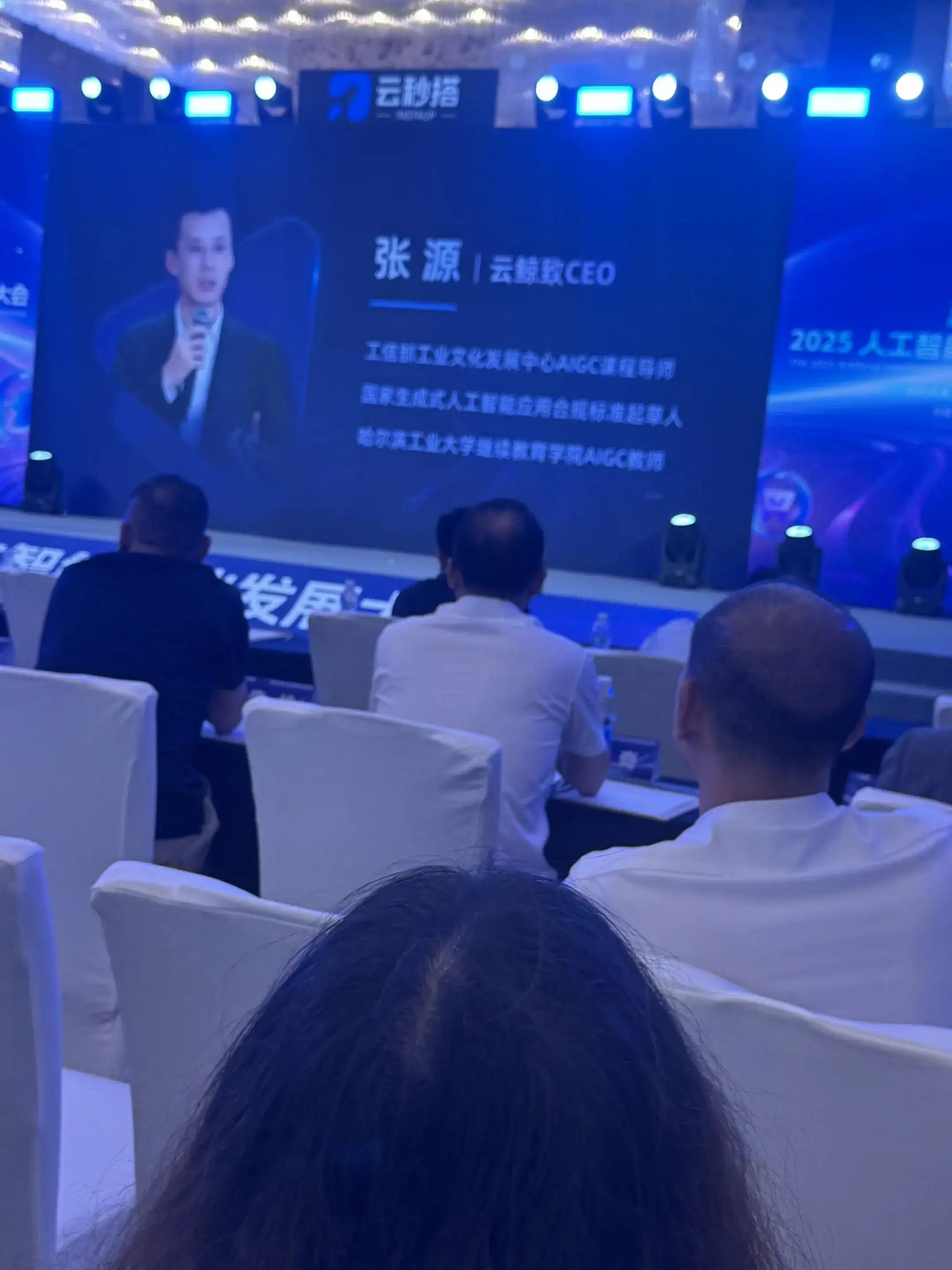 参观全国人工智能机器人头部企业【宇树科技】，我最大的感触是，它既然不是一个大园区，他只是一个很普通的甚至有点陈旧的厂房型办公楼，但是他把所有的精力都用在研发创新，并创造了那么多我们新闻上看到国际上取得的各种荣耀