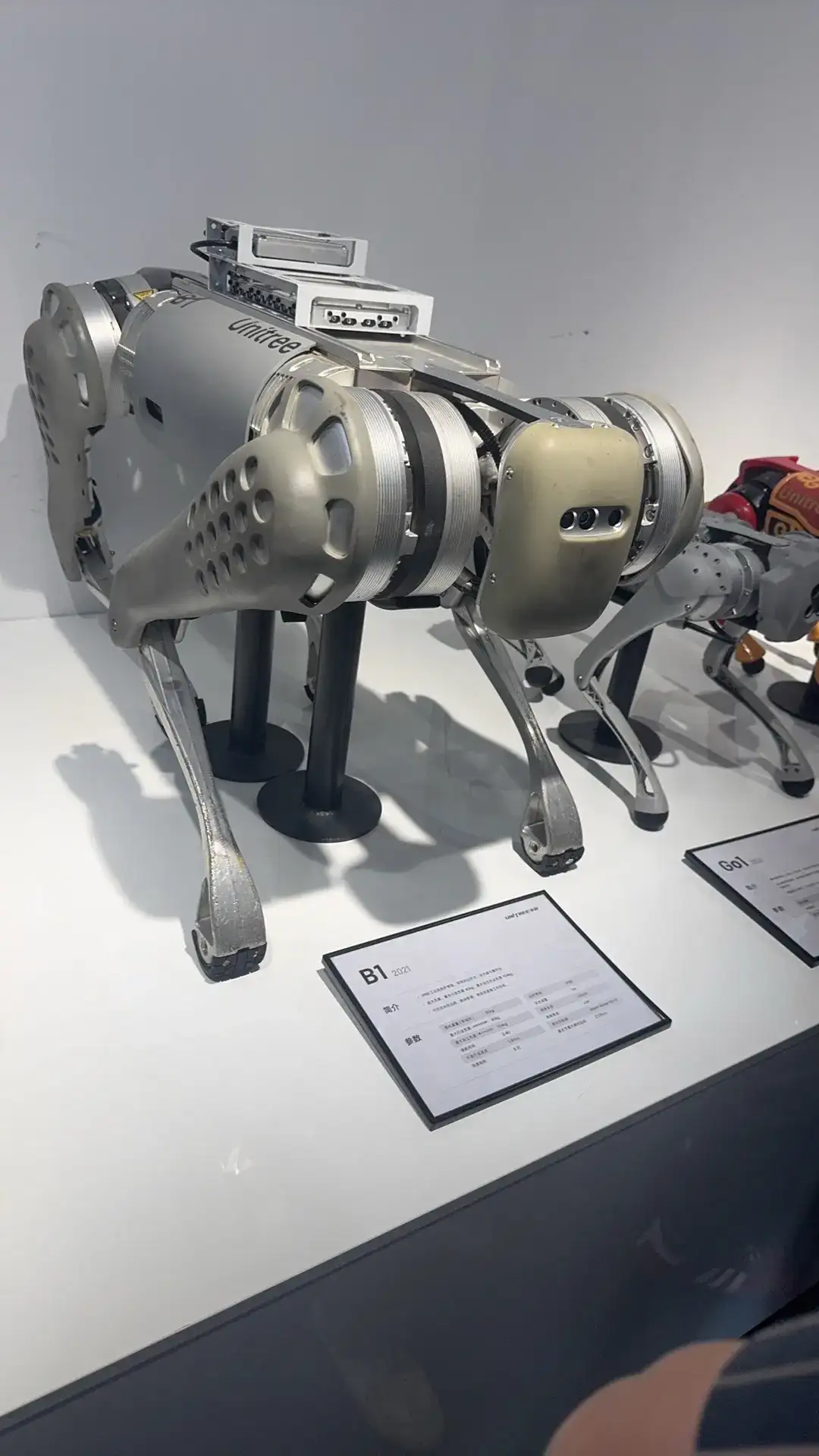 参观全国人工智能机器人头部企业【宇树科技】，我最大的感触是，它既然不是一个大园区，他只是一个很普通的甚至有点陈旧的厂房型办公楼，但是他把所有的精力都用在研发创新，并创造了那么多我们新闻上看到国际上取得的各种荣耀