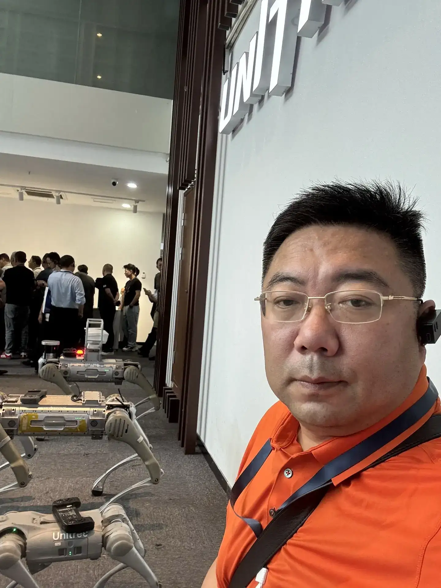 参观全国人工智能机器人头部企业【宇树科技】，我最大的感触是，它既然不是一个大园区，他只是一个很普通的甚至有点陈旧的厂房型办公楼，但是他把所有的精力都用在研发创新，并创造了那么多我们新闻上看到国际上取得的各种荣耀