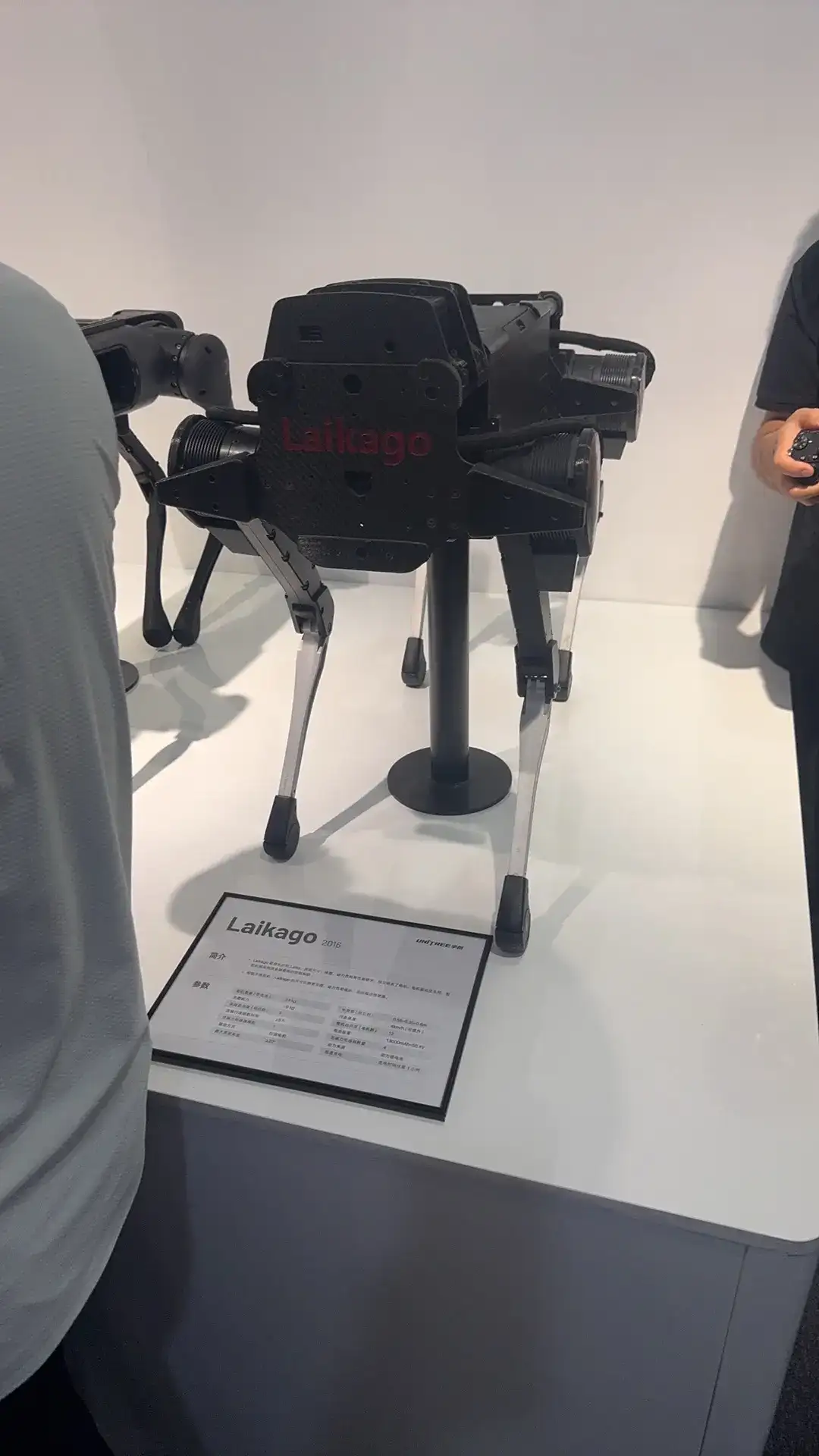 参观全国人工智能机器人头部企业【宇树科技】，我最大的感触是，它既然不是一个大园区，他只是一个很普通的甚至有点陈旧的厂房型办公楼，但是他把所有的精力都用在研发创新，并创造了那么多我们新闻上看到国际上取得的各种荣耀