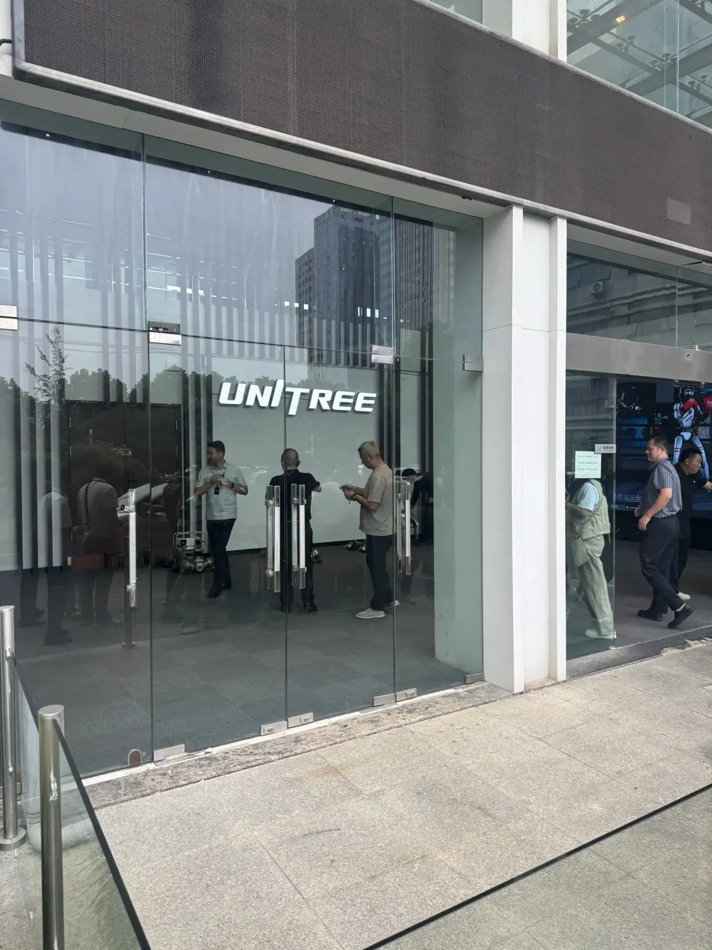 参观全国人工智能机器人头部企业【宇树科技】，我最大的感触是，它既然不是一个大园区，他只是一个很普通的甚至有点陈旧的厂房型办公楼，但是他把所有的精力都用在研发创新，并创造了那么多我们新闻上看到国际上取得的各种荣耀