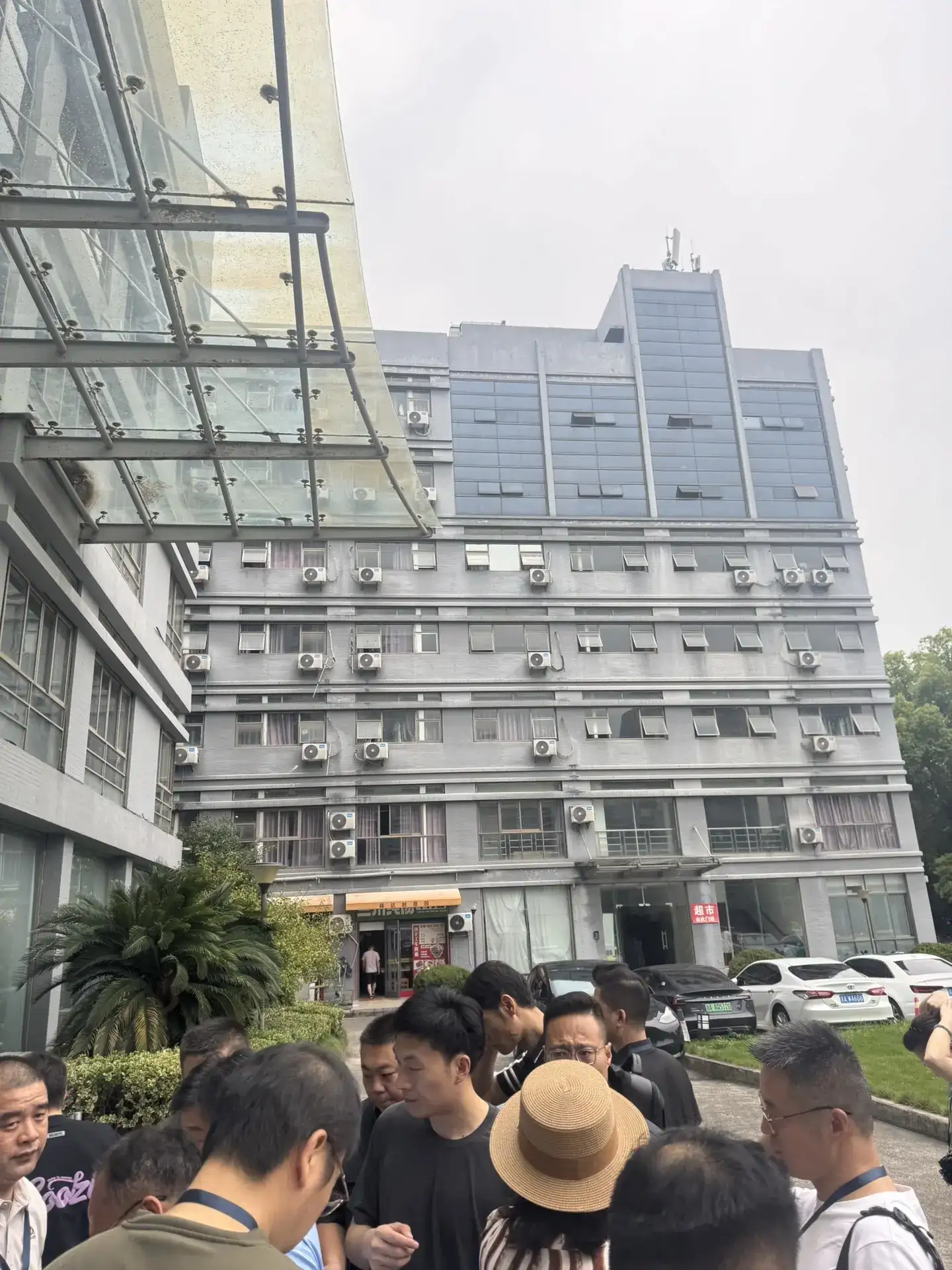 参观全国人工智能机器人头部企业【宇树科技】，我最大的感触是，它既然不是一个大园区，他只是一个很普通的甚至有点陈旧的厂房型办公楼，但是他把所有的精力都用在研发创新，并创造了那么多我们新闻上看到国际上取得的各种荣耀