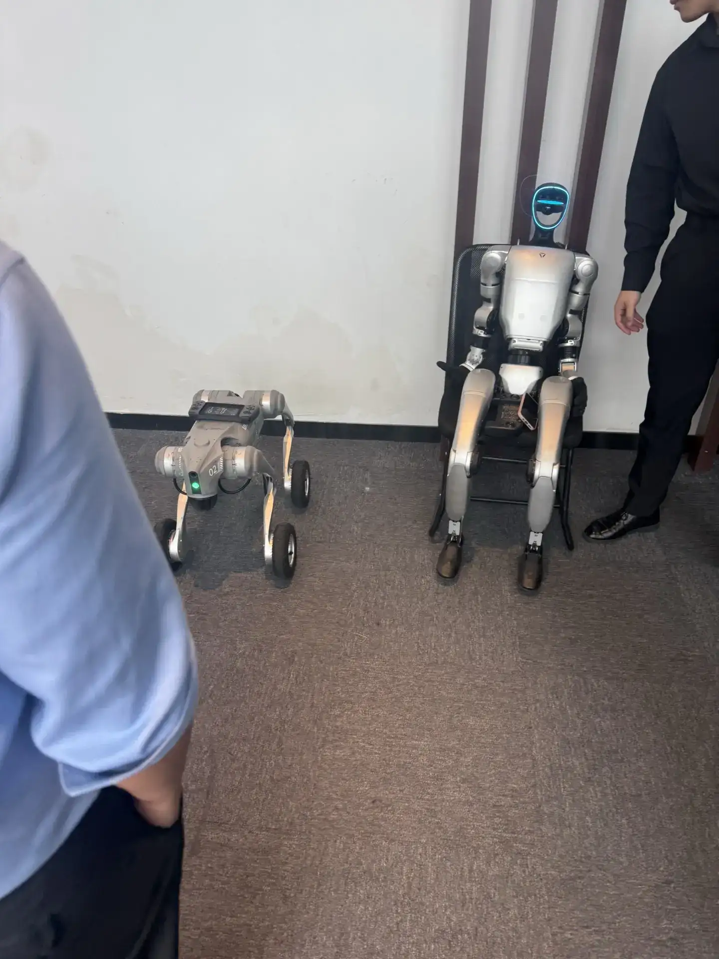 参观全国人工智能机器人头部企业【宇树科技】，我最大的感触是，它既然不是一个大园区，他只是一个很普通的甚至有点陈旧的厂房型办公楼，但是他把所有的精力都用在研发创新，并创造了那么多我们新闻上看到国际上取得的各种荣耀