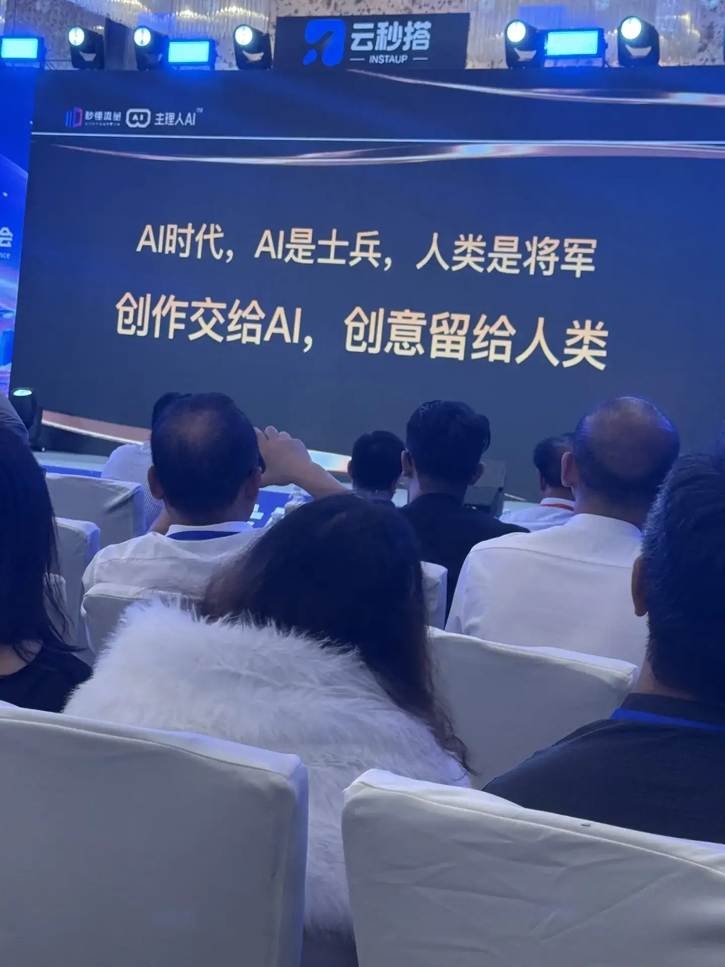 参观全国人工智能机器人头部企业【宇树科技】，我最大的感触是，它既然不是一个大园区，他只是一个很普通的甚至有点陈旧的厂房型办公楼，但是他把所有的精力都用在研发创新，并创造了那么多我们新闻上看到国际上取得的各种荣耀