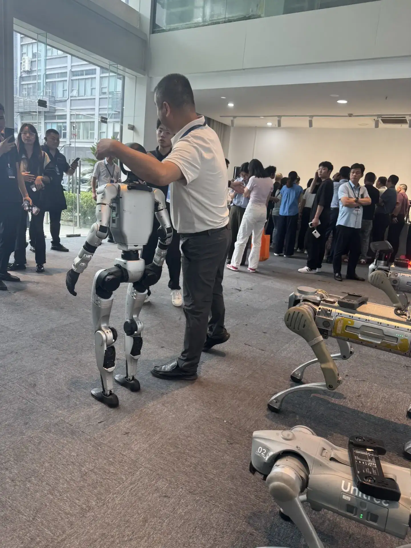 参观全国人工智能机器人头部企业【宇树科技】，我最大的感触是，它既然不是一个大园区，他只是一个很普通的甚至有点陈旧的厂房型办公楼，但是他把所有的精力都用在研发创新，并创造了那么多我们新闻上看到国际上取得的各种荣耀