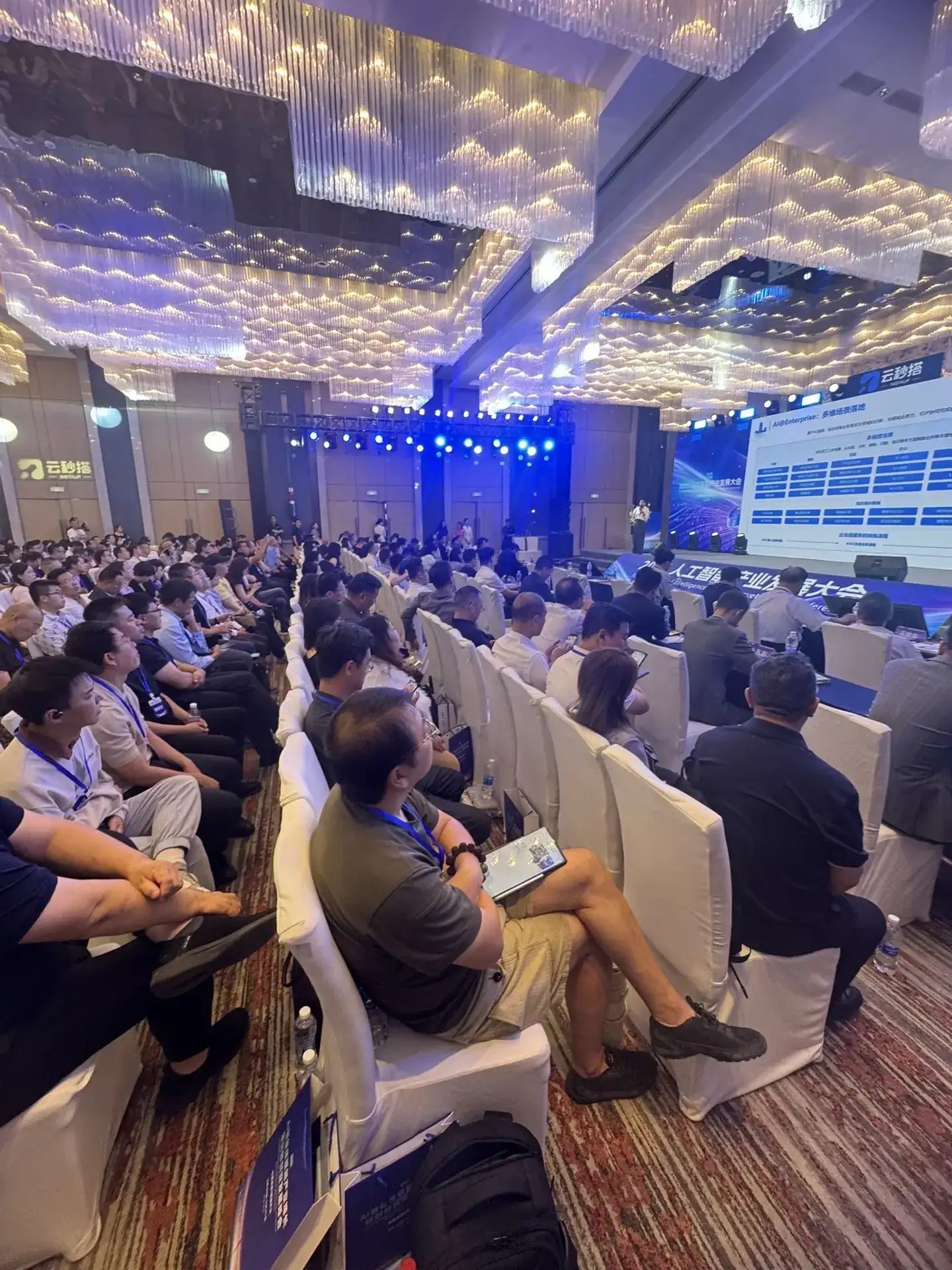 参观全国人工智能机器人头部企业【宇树科技】，我最大的感触是，它既然不是一个大园区，他只是一个很普通的甚至有点陈旧的厂房型办公楼，但是他把所有的精力都用在研发创新，并创造了那么多我们新闻上看到国际上取得的各种荣耀