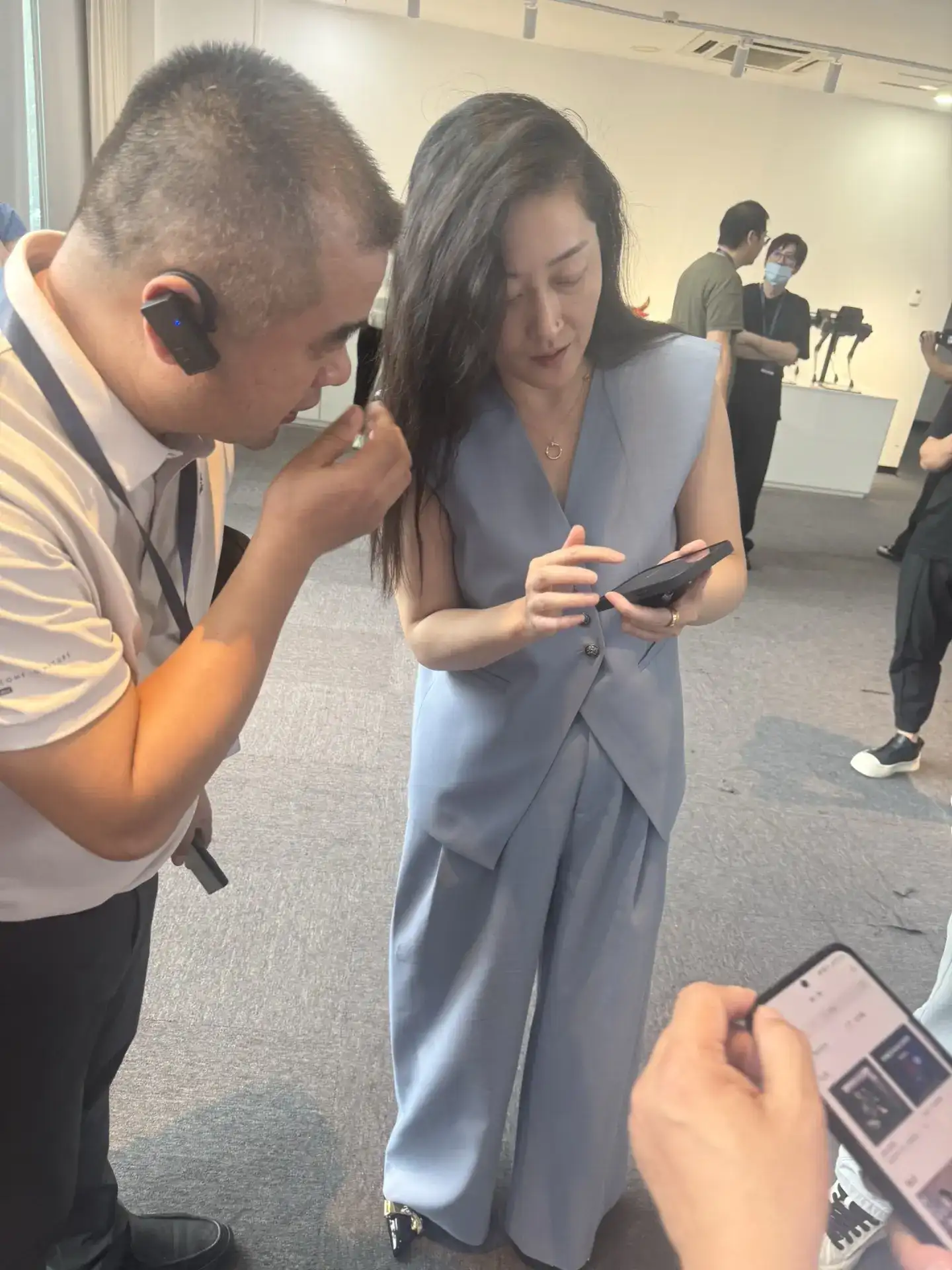 参观全国人工智能机器人头部企业【宇树科技】，我最大的感触是，它既然不是一个大园区，他只是一个很普通的甚至有点陈旧的厂房型办公楼，但是他把所有的精力都用在研发创新，并创造了那么多我们新闻上看到国际上取得的各种荣耀