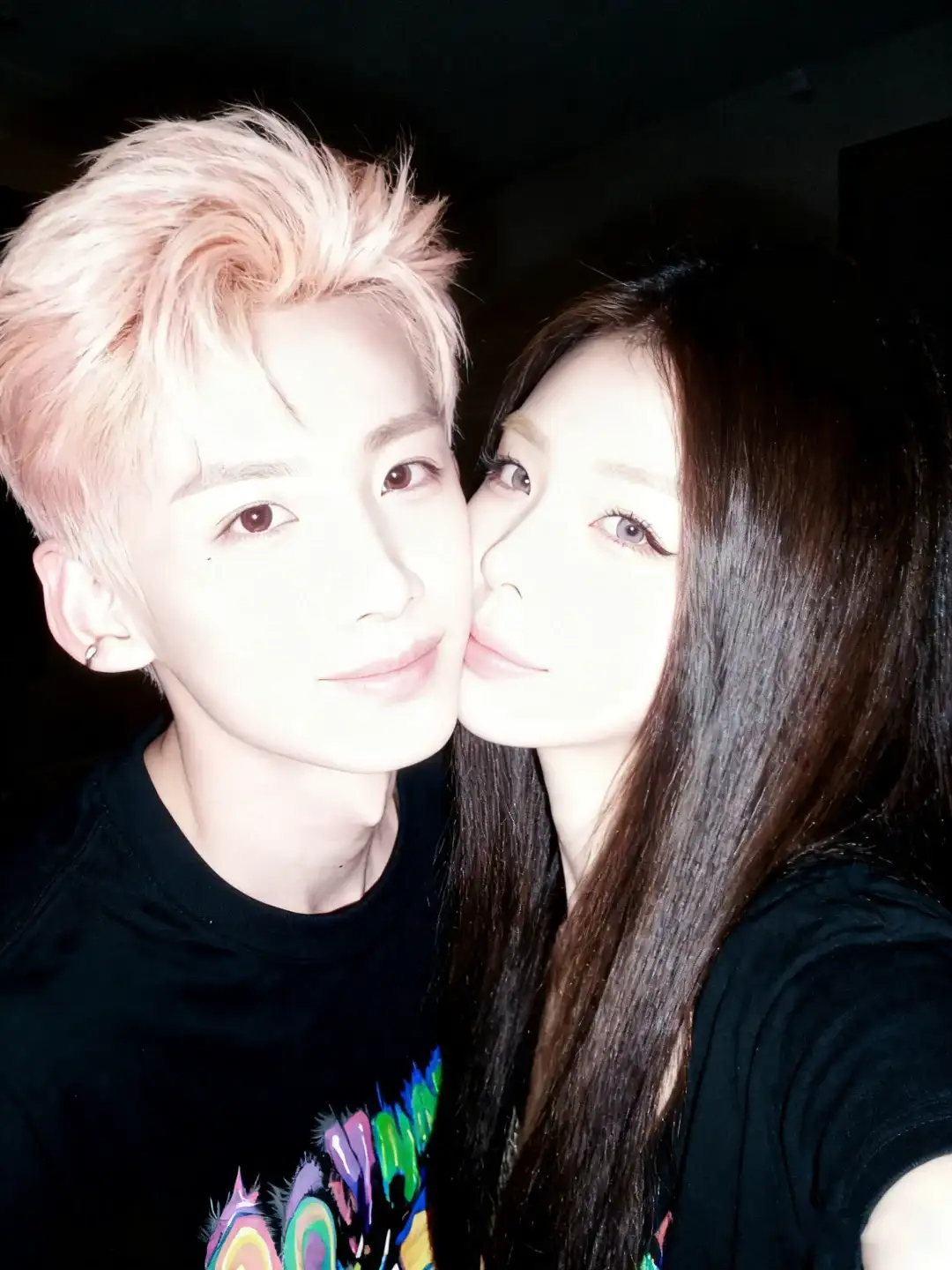 和宝宝的自拍合影 白敬亭