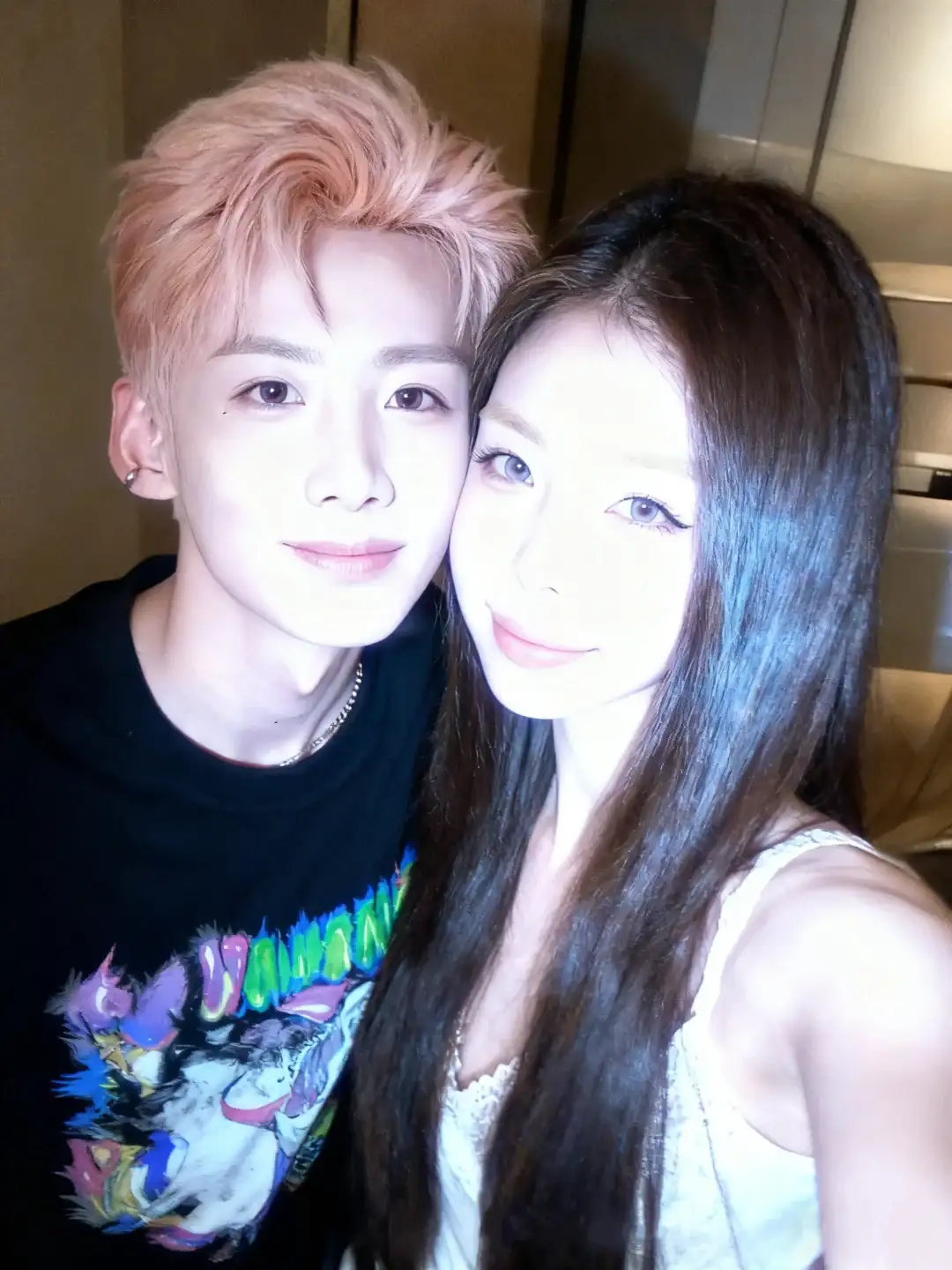 和宝宝的自拍合影 白敬亭