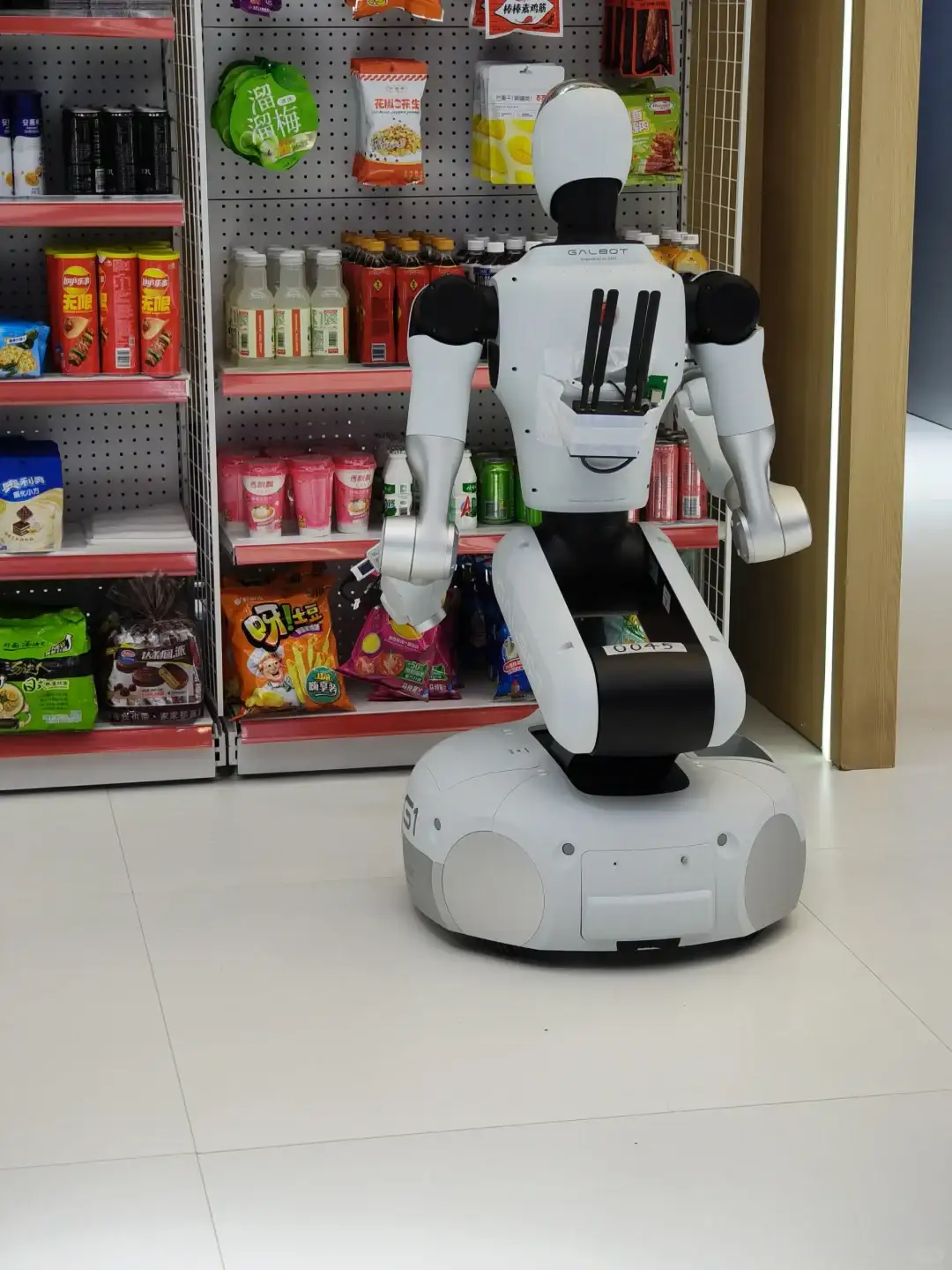 🤖 智能机器人的未来已来！逛超市就像科幻电