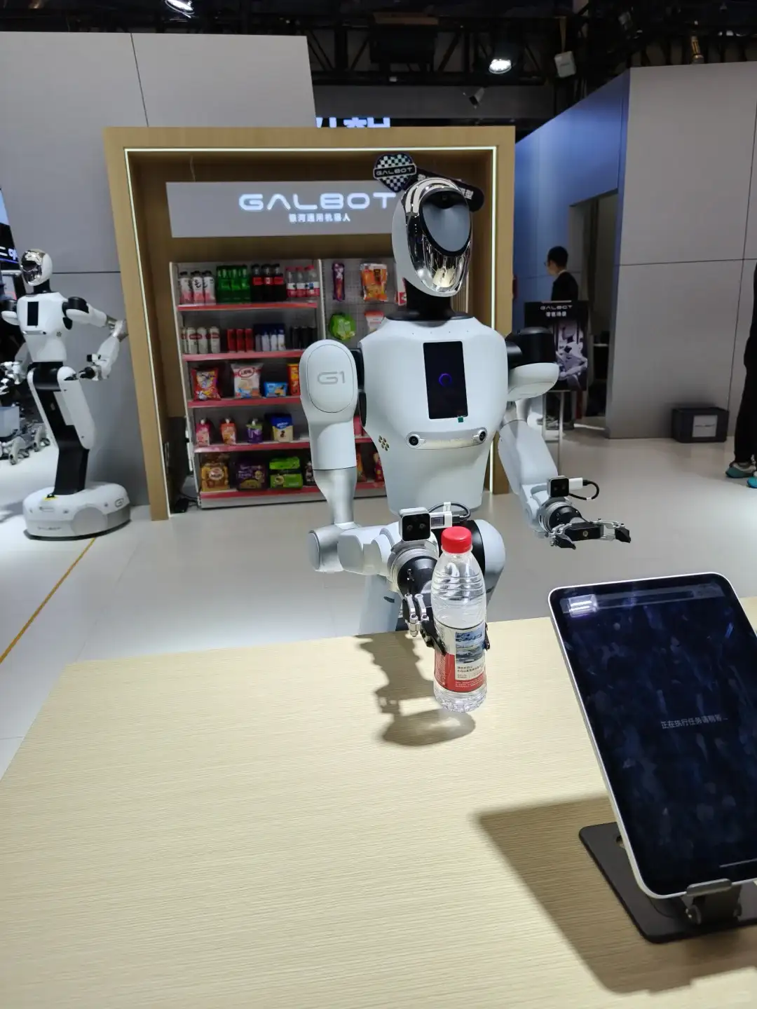 🤖 智能机器人的未来已来！逛超市就像科幻电