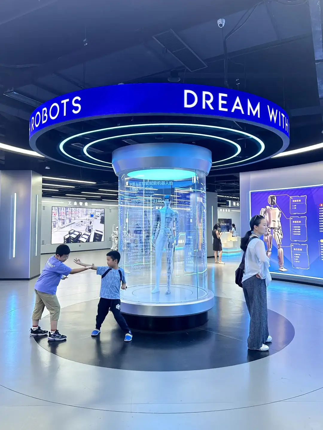 这个机器人场馆也太好玩辣太酷辣！