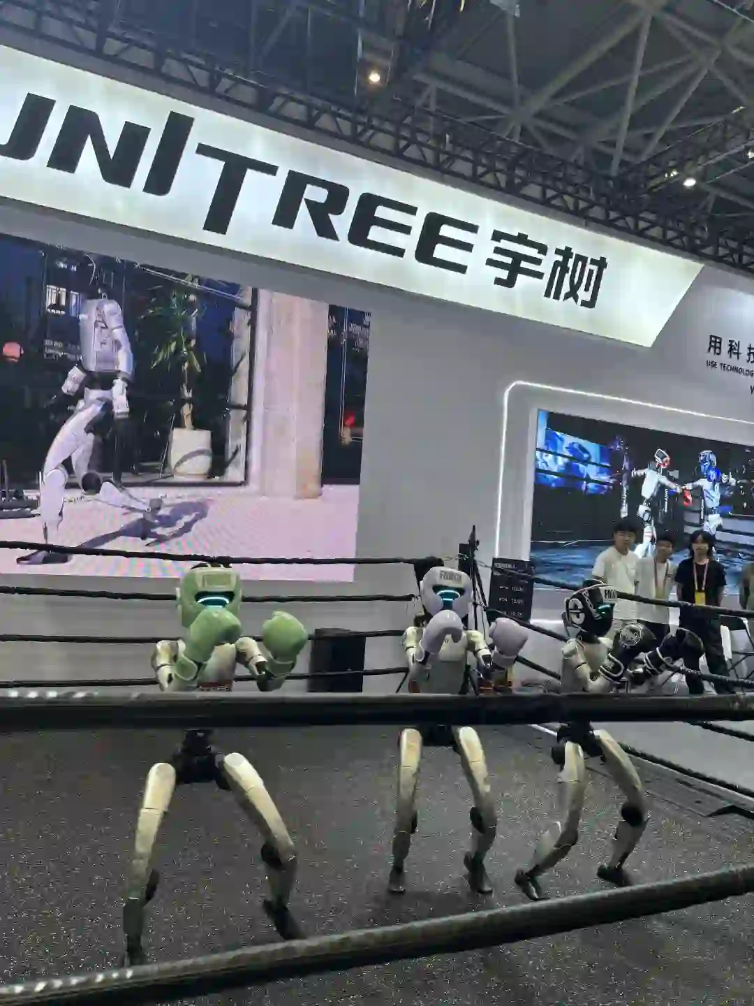 这个展会的机器人太可爱了！