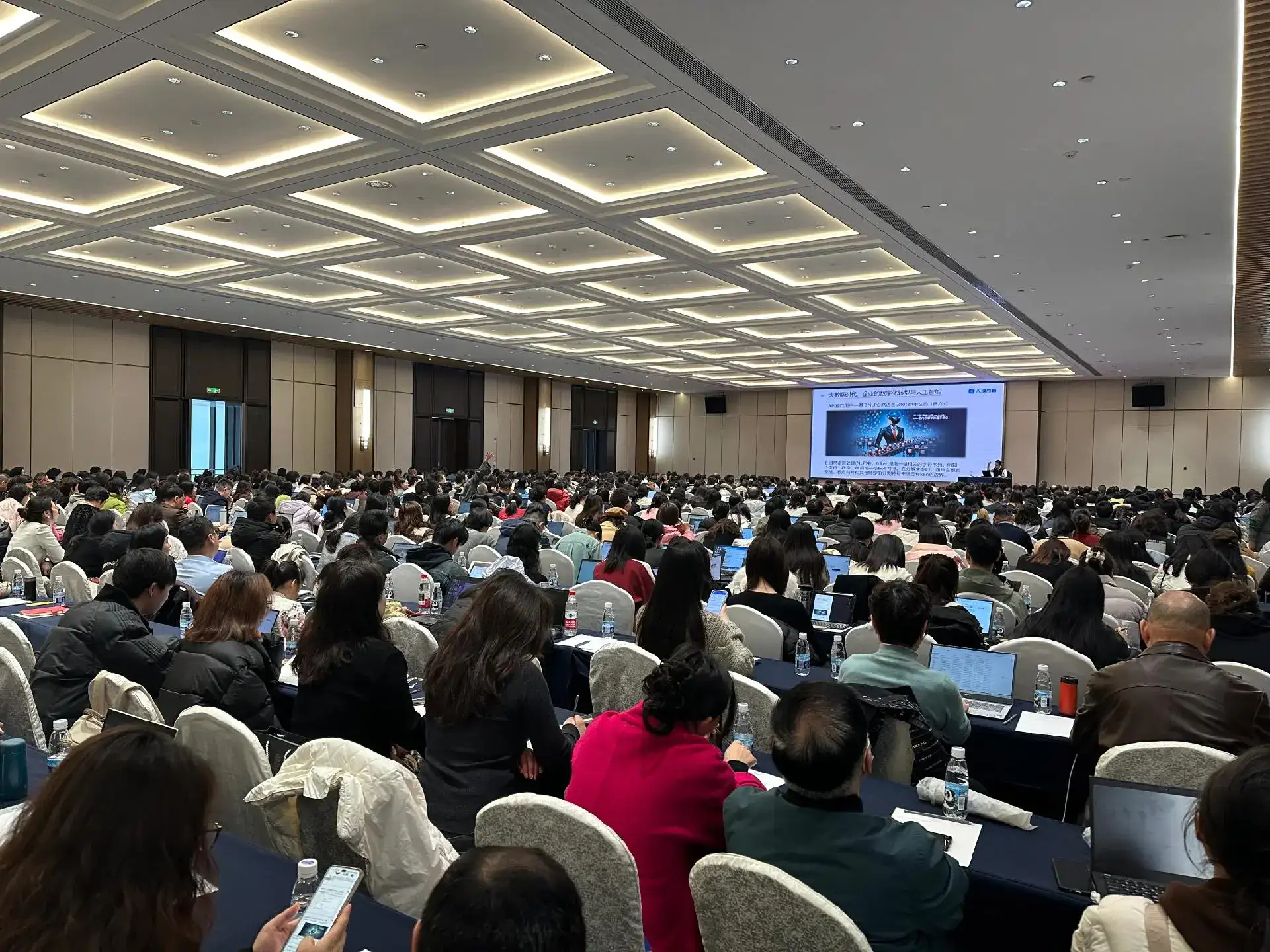  数据分析效率低？DeepSeek+Power BI组合拳拯救你！ 课程亮点： 智能搜索+精准分析：用DeepSeek秒级挖掘数据趋势，自然语言提问直接生成洞察，告别无效检索