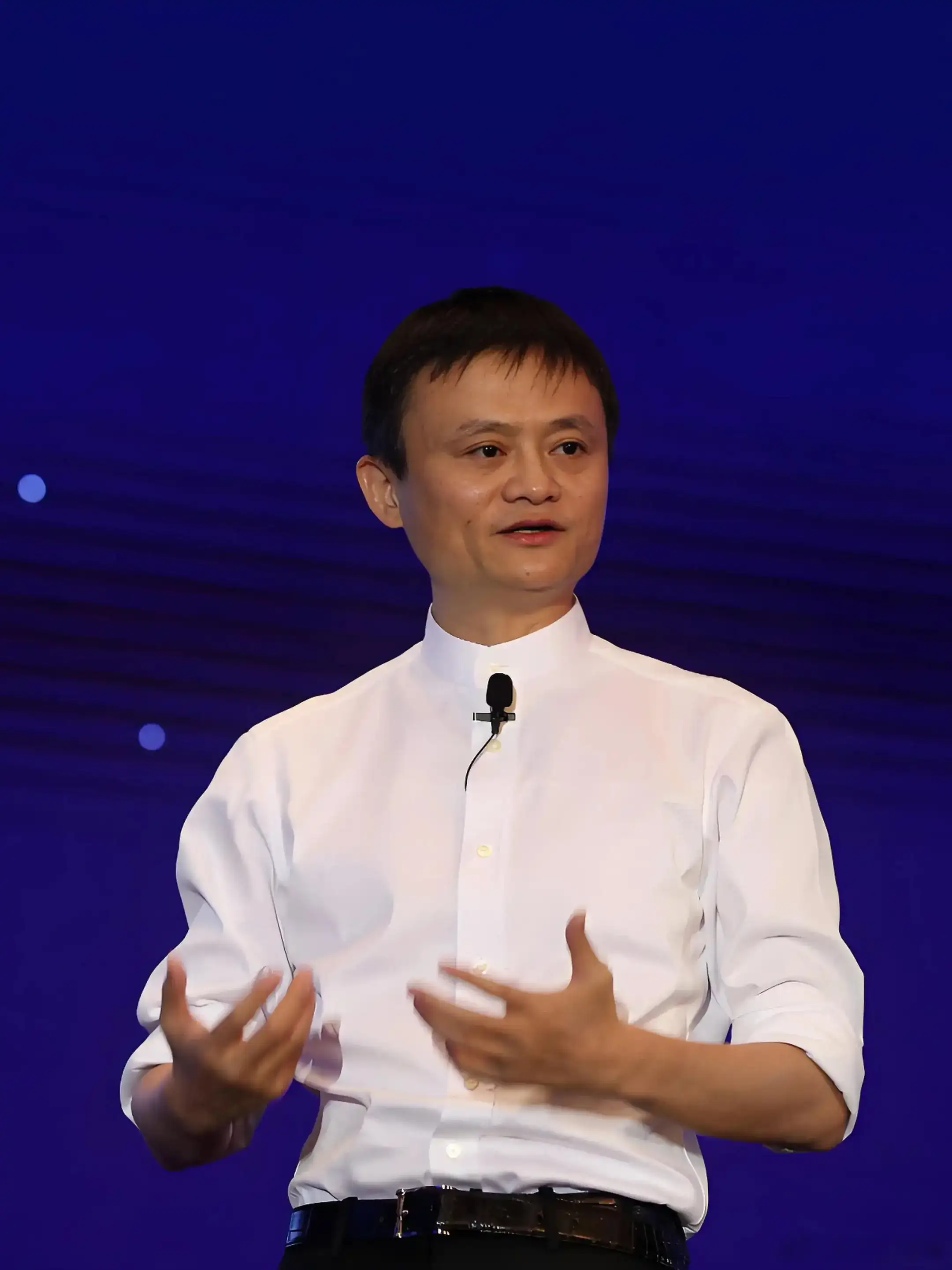 当年马云砸1000亿开创了阿里达摩院，如今再看这院子里培养出来的人才，带领开发了轰动整个美国的DeepSeek