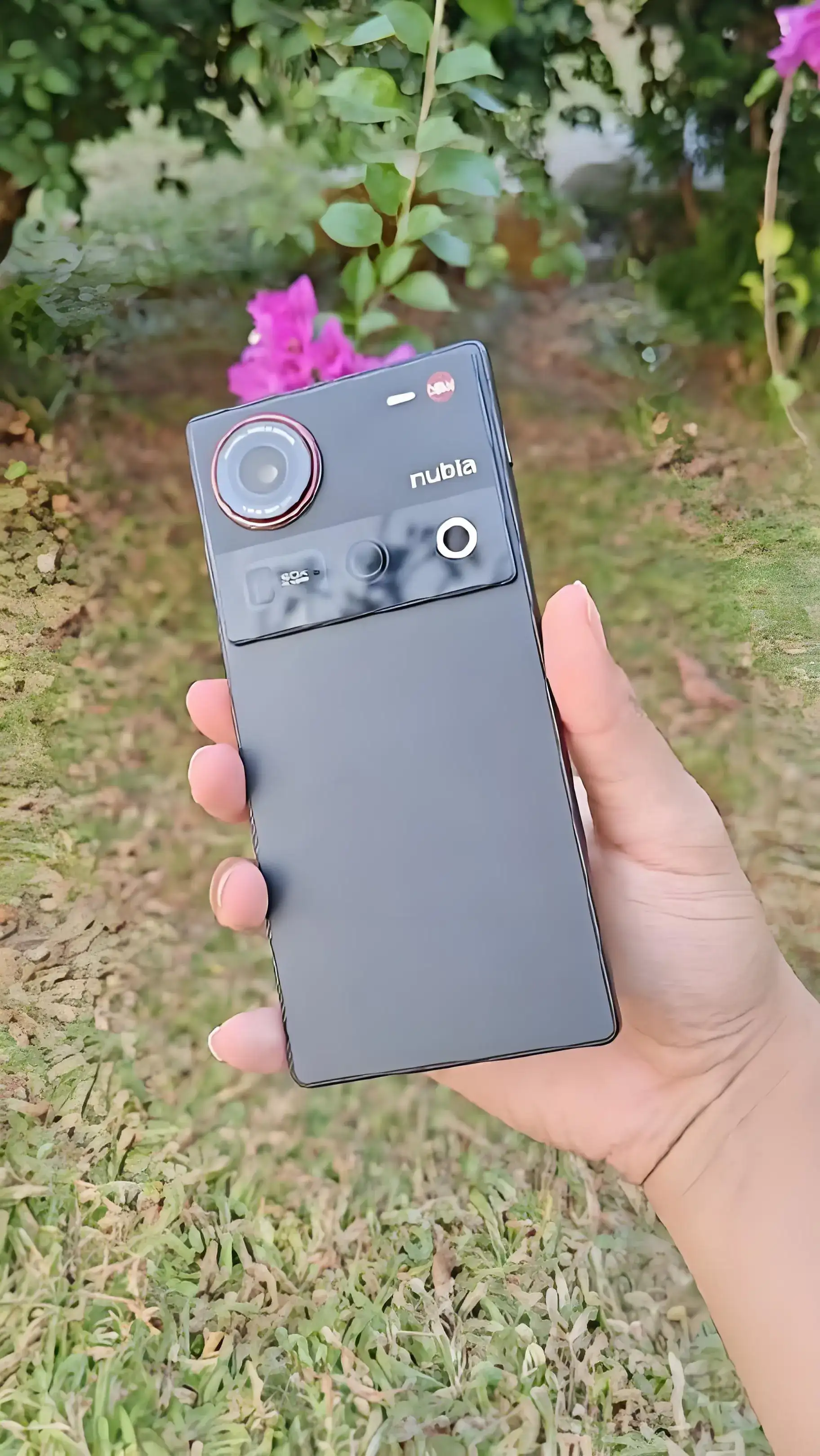 “天翼”AI 手机基于中国电信星辰语义大模型能力，裁剪了一个 3B 的模型，并将该模型内置到高通芯片中，实现端侧 AI 能力，还支持与云侧 AI 协同