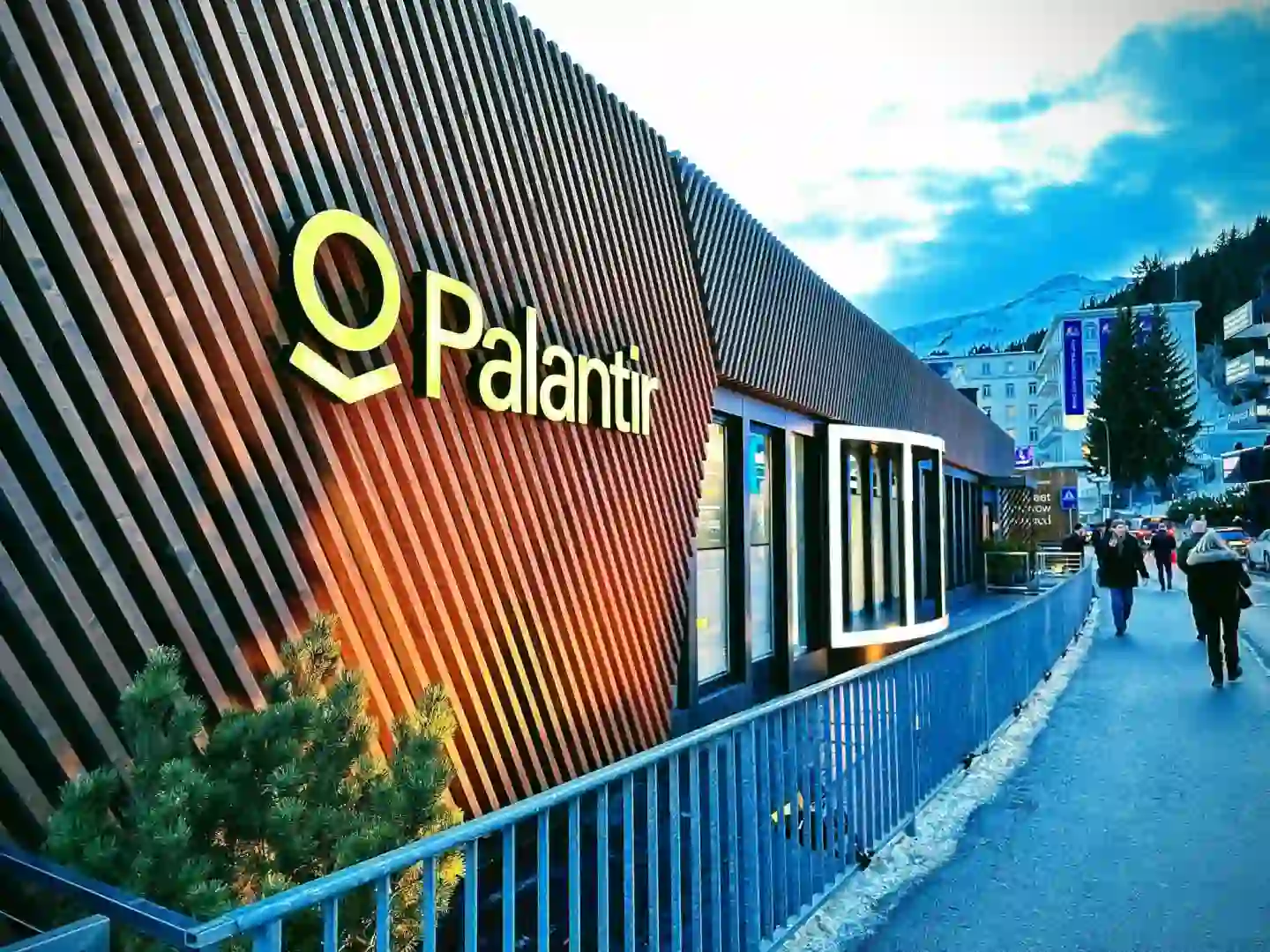 pltr与高通合作，迈向物理Ai